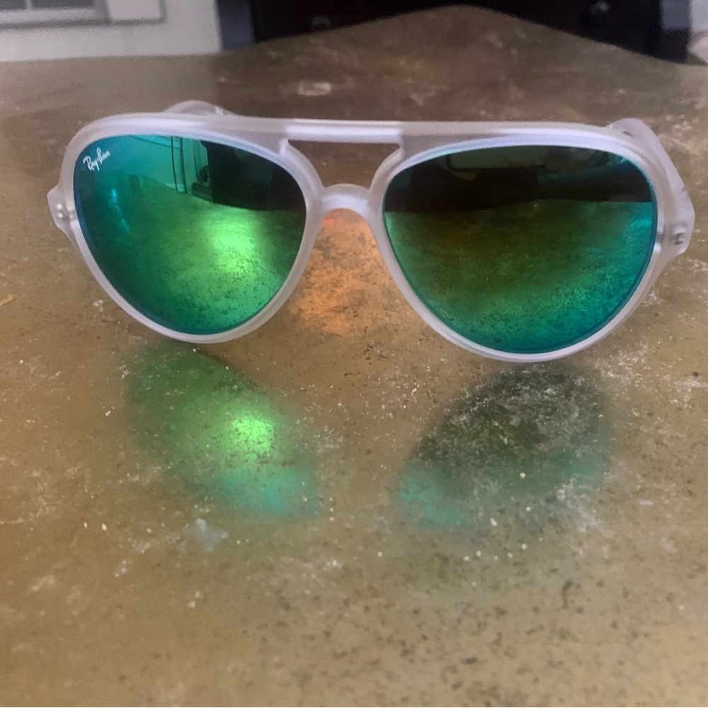 Rayban Aviator Sunglasses- Never Worn- with case and cleaning wipe